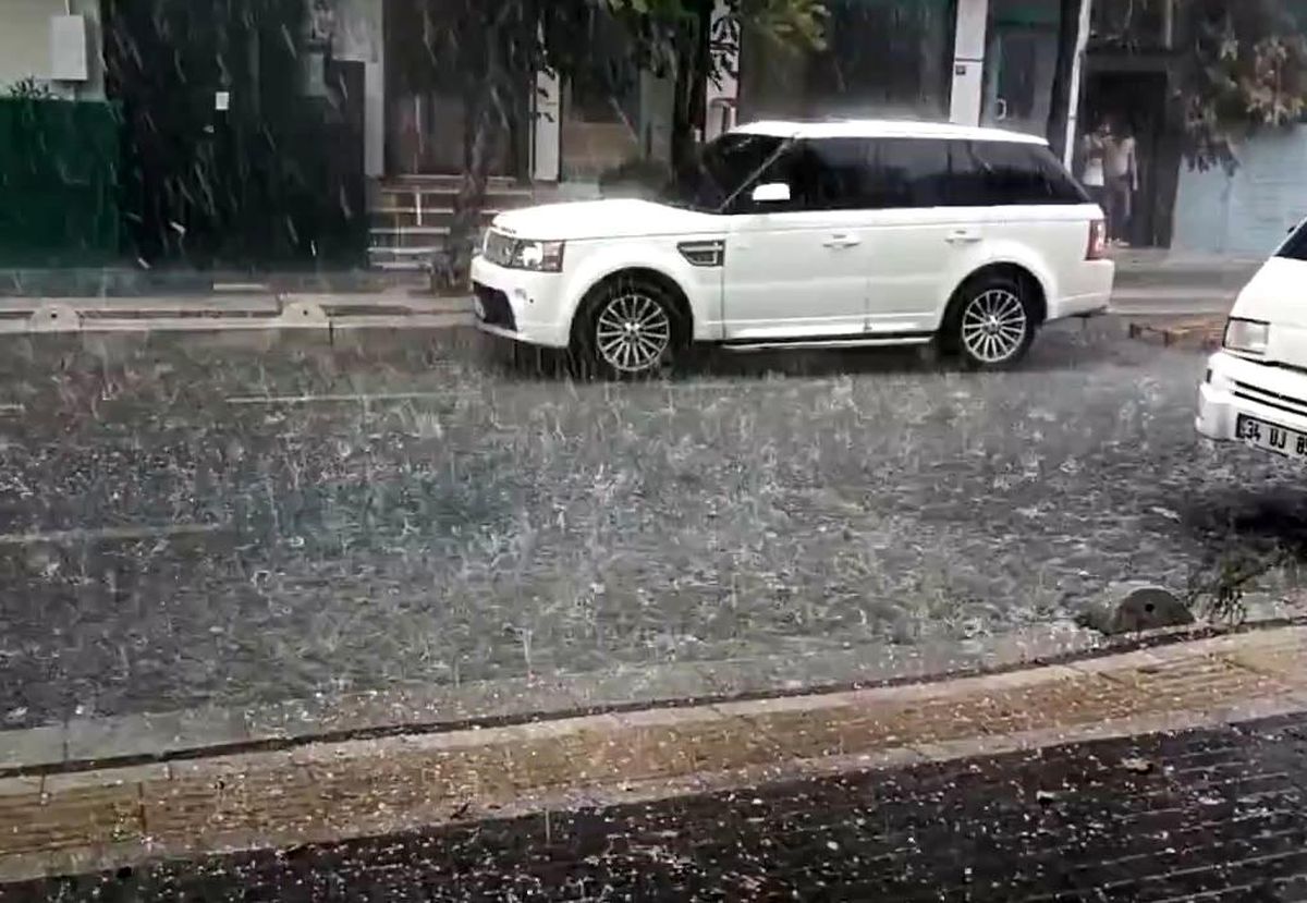 İstanbul Bahçelievler\'de Sağanak Yağış ve Dolu Etkili Oldu