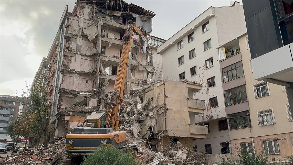 Bahçelievler\'de Yıkımı Yapılan Binadan Kopan Moloz Parçaları Apartmana Zarar Verdi