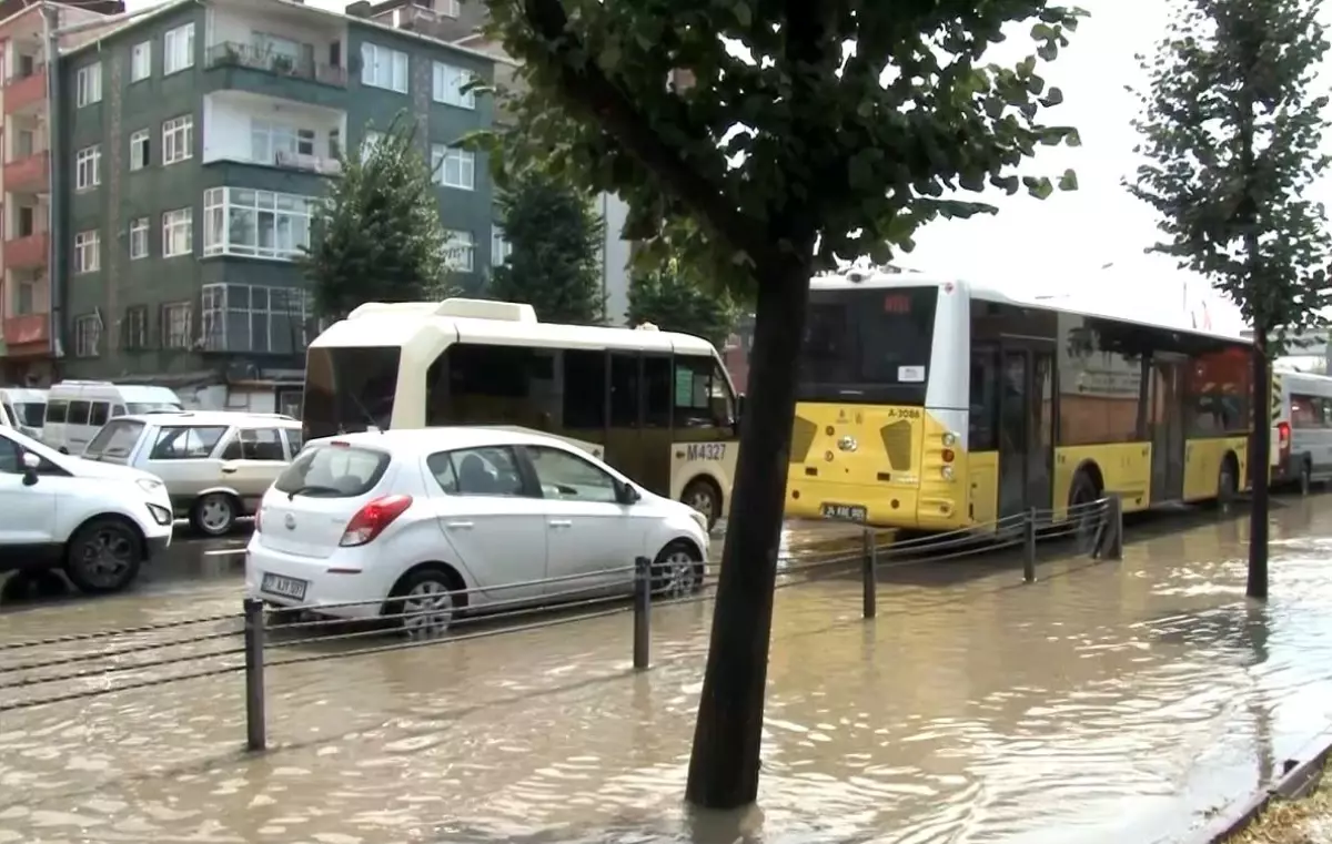 Bahçelievler\'de yoğun yağış nedeniyle yolu su bastı araçlar güçlükle ilerledi