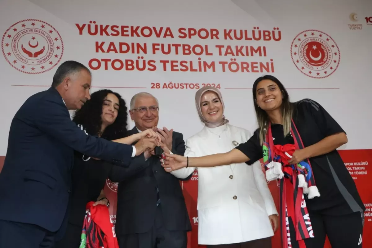 Yüksekova Spor Kulübü Kadın Futbol Takımı\'na Otobüs Teslim Töreni