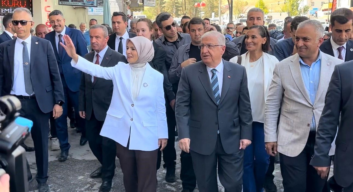 Milli Savunma Bakanı Yaşar Güler ve Aile ve Sosyal Politikalar Bakanı Mahinur Özdemir Göktaş, Yüksekova\'da Esnafı Ziyaret Etti