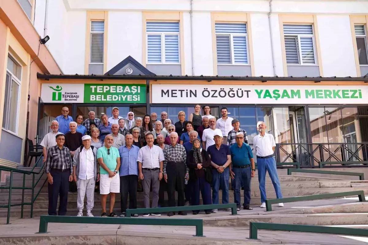 Tepebaşı Belediye Başkanı Dt. Ahmet Ataç, Metin Özöğüt Yaşam Merkezi sakinlerini ziyaret etti