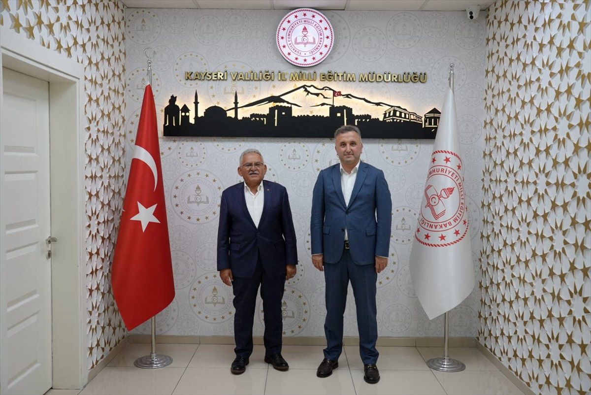 Kayseri Büyükşehir Belediye Başkanı Memduh Büyükkılıç, İl Milli Eğitim Müdürü Coşkun Esen\'e iade-i ziyarette bulundu