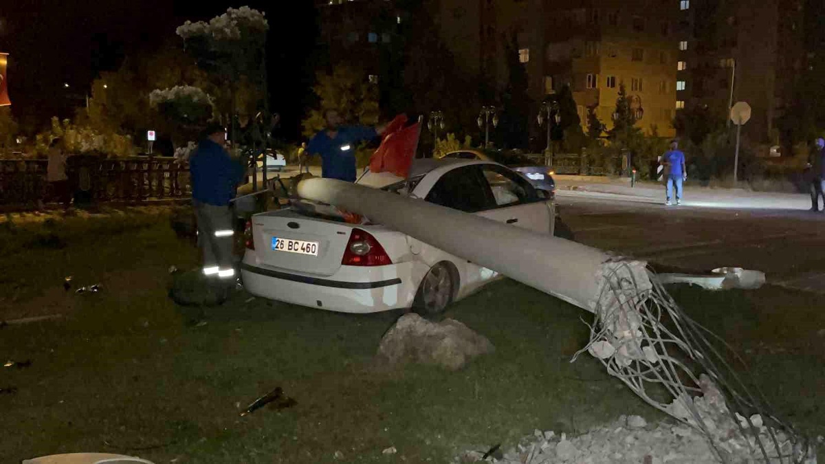 Eskişehir\'de Otomobil Beton Direğe Çarptı: 3 Yaralı