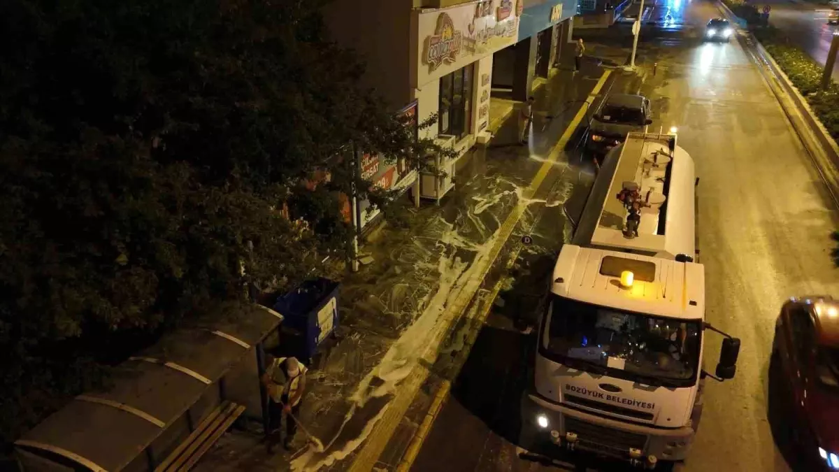 Bozüyük Belediyesi İsmet İnönü Caddesi\'ni Temizledi