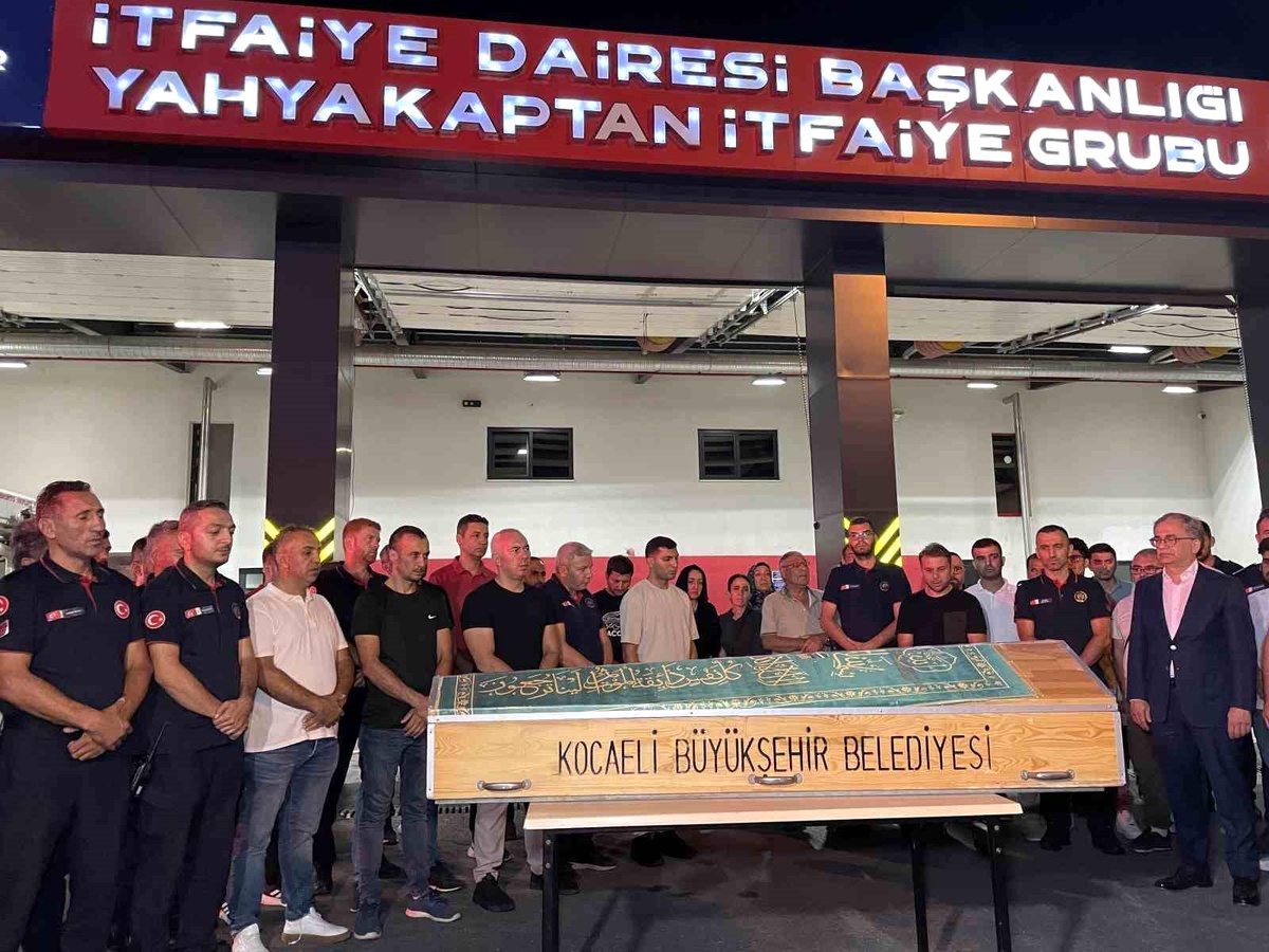 Kocaeli\'de Otomobil ile Motosikletin Çarpıştığı Kazada Hayatını Kaybeden İtfaiye Erine Tören Düzenlendi