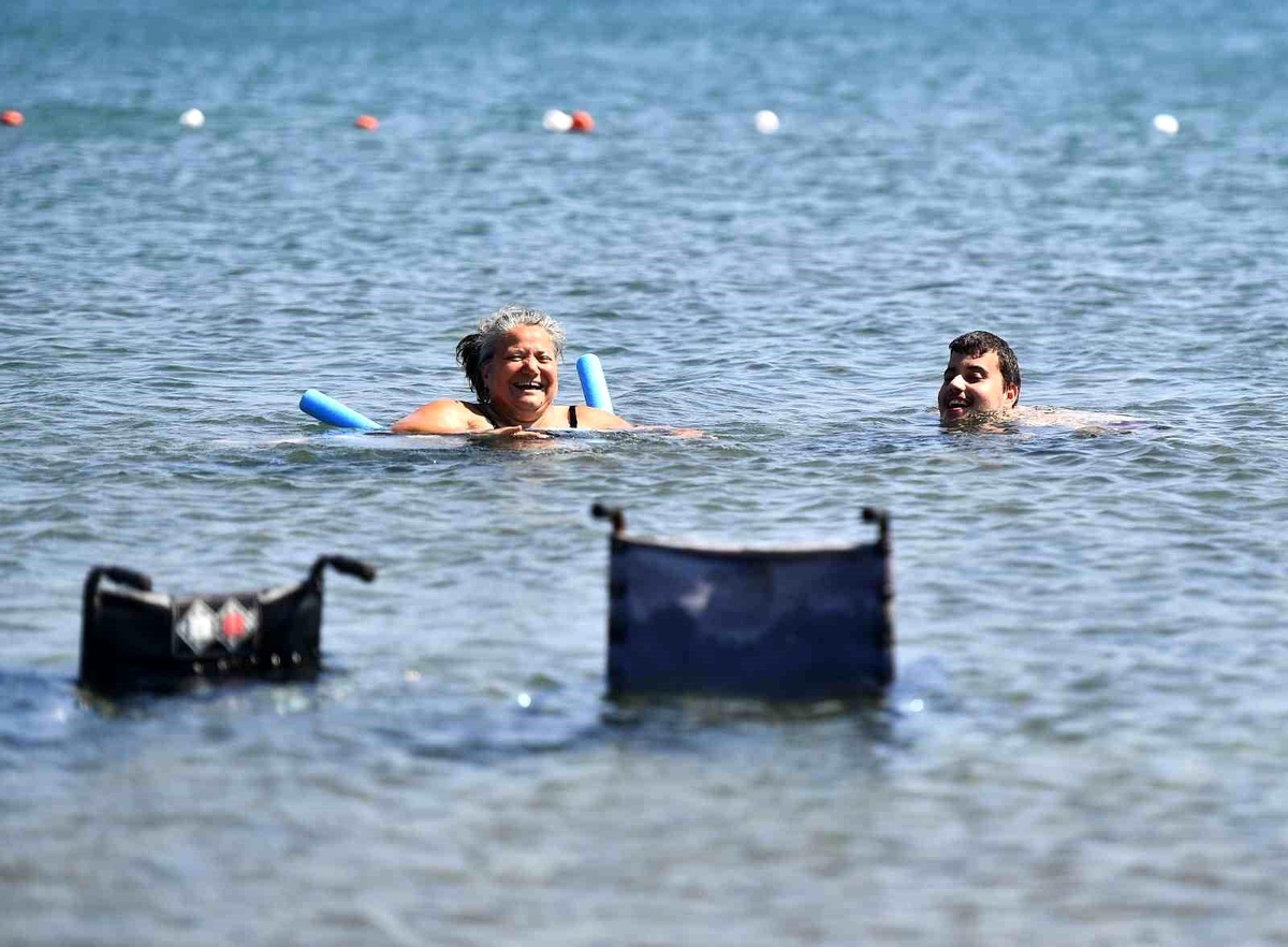 İzmir Büyükşehir Belediyesi Engelli Yurttaşlara Deniz Keyfi Yaşatıyor