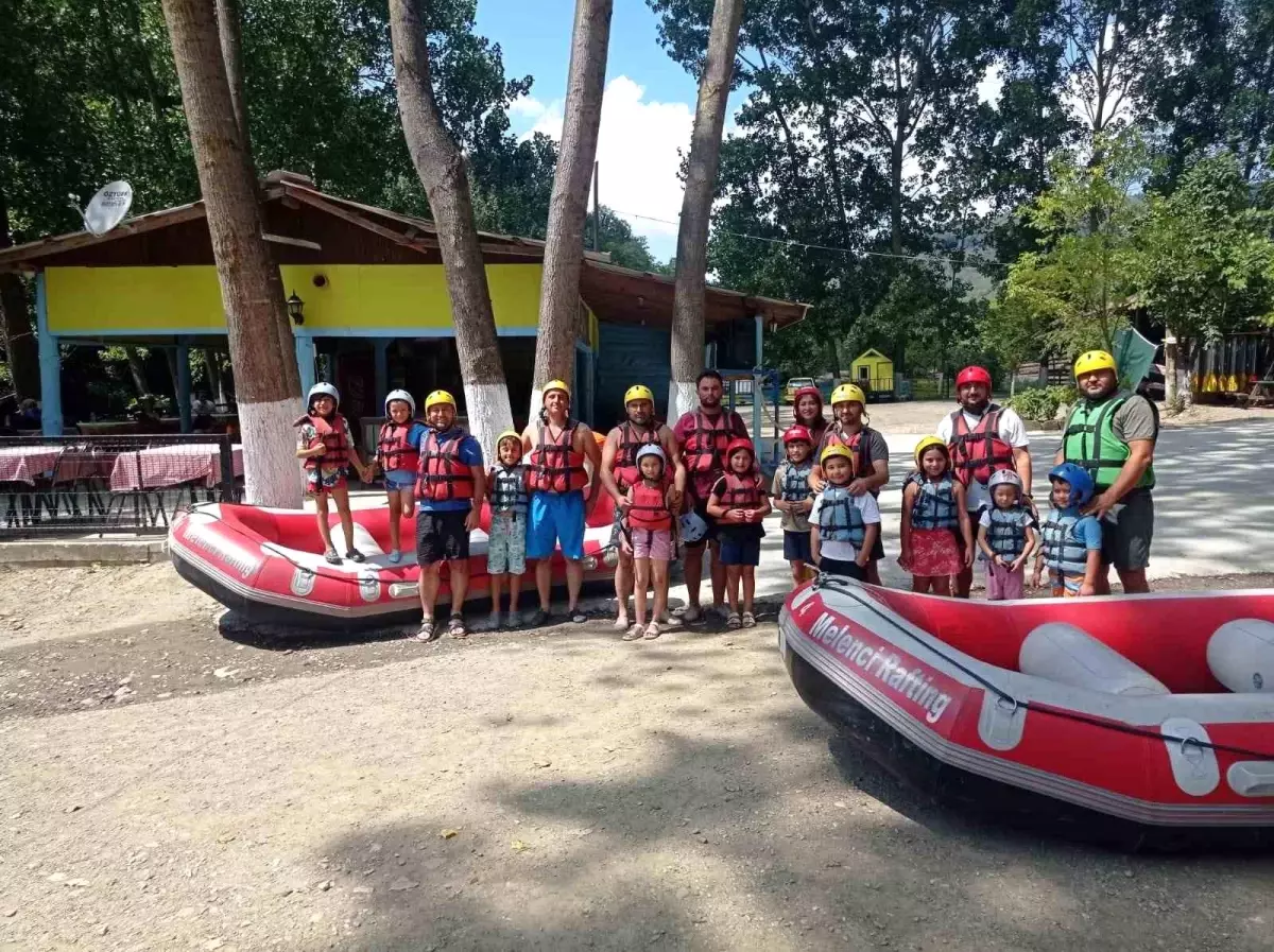 Düzce Yaz Spor Akademisi\'nde Ödül Kazanan Çocuklar Rafting Yaptı