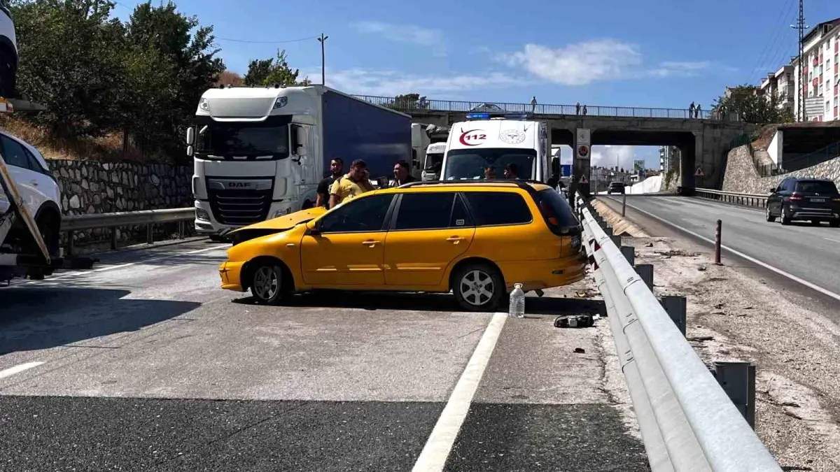 Tosya\'da makaslayan tırın sebep olduğu kaza: Ticari taksi sürücüsü yaralandı