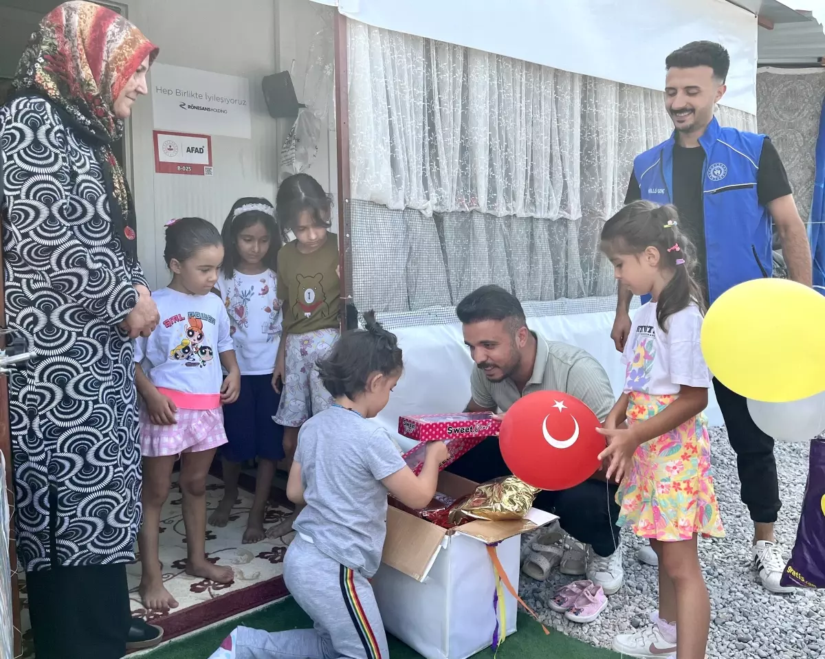 Depremzedeye akülü tekerlekli sandalye hediye edildi