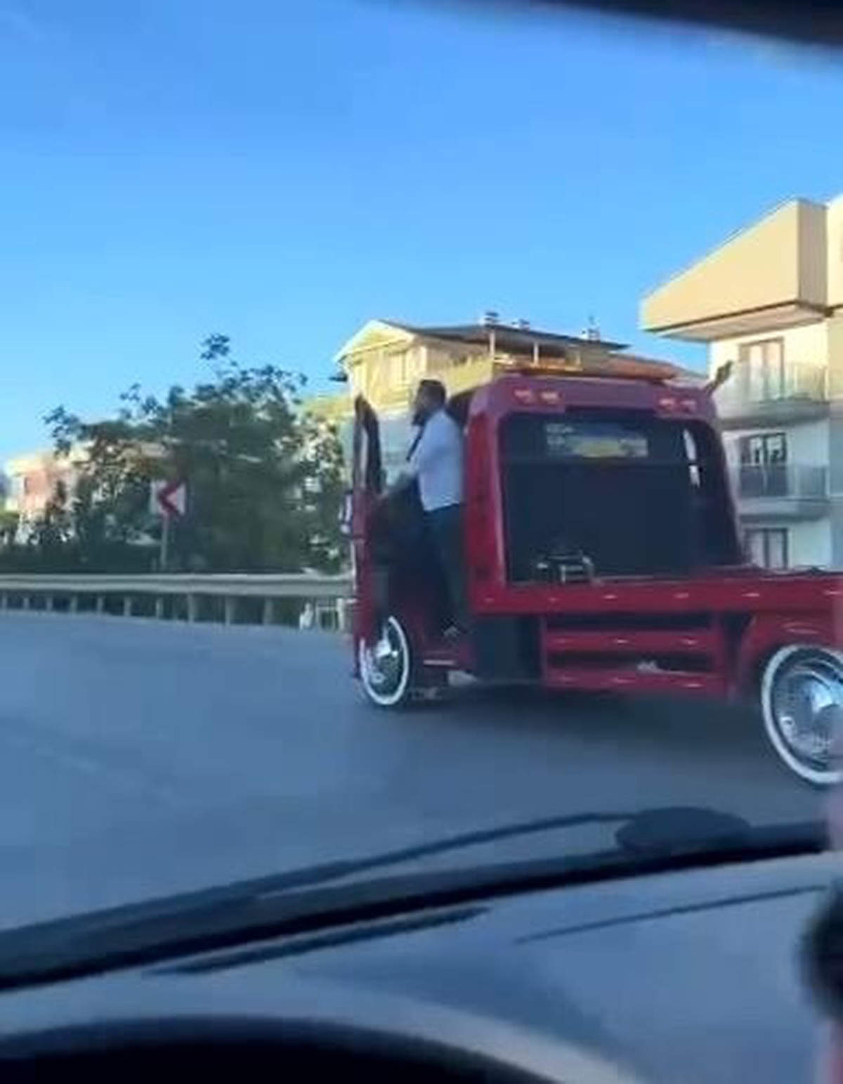 Düğün Konvoyunda Trafiği Kapatan Çekiciye Tepki