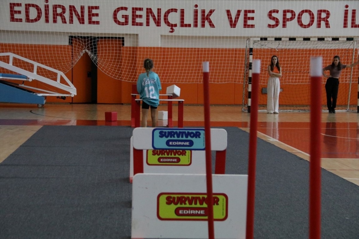 Edirne Kızlar Survivor Yaz Mahalle Ligi\'nde Şükrüpaşa Mahallesi takımı şampiyon oldu