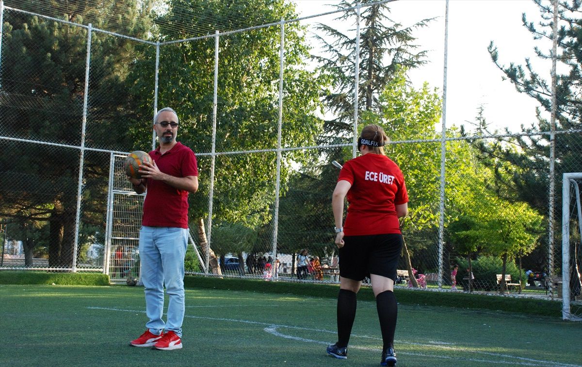 Görme Engelli Öğretmen Ece Kır Üret, B1 Kadın Milli Futbol Takımı\'na Seçildi