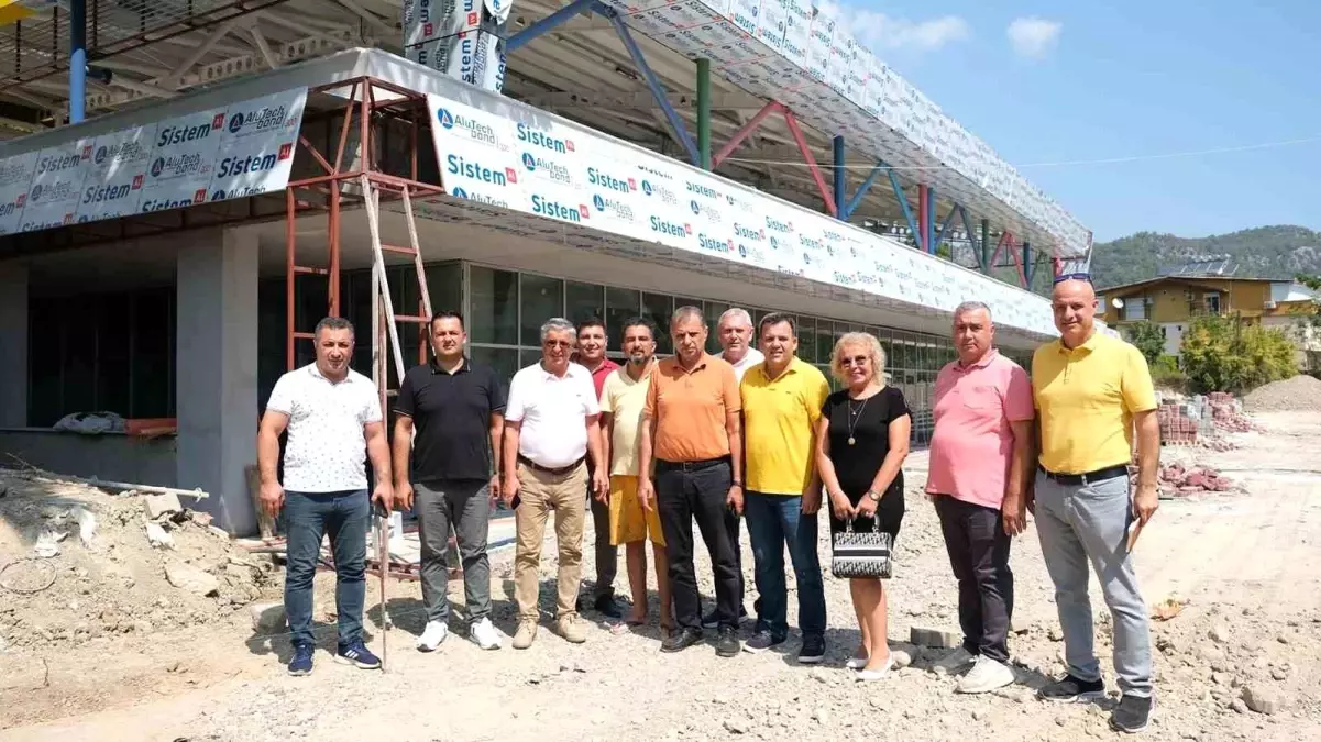 Kemer Belediye Başkanı Göynük Mahallesi\'ndeki Kapalı Pazar Yerinde İncelemelerde Bulundu