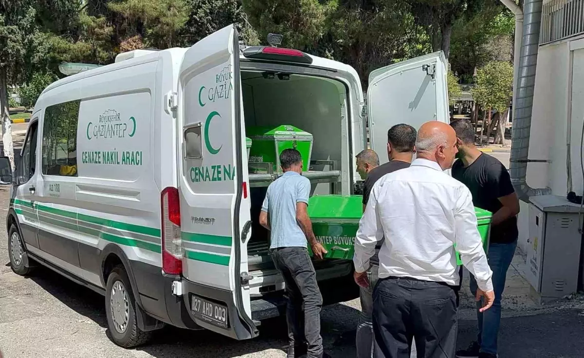 Gaziantep\'te Manav Tarafından Öldürülen 10 Yaşındaki Çocuğun Cenazesi Yakınlarına Teslim Edildi