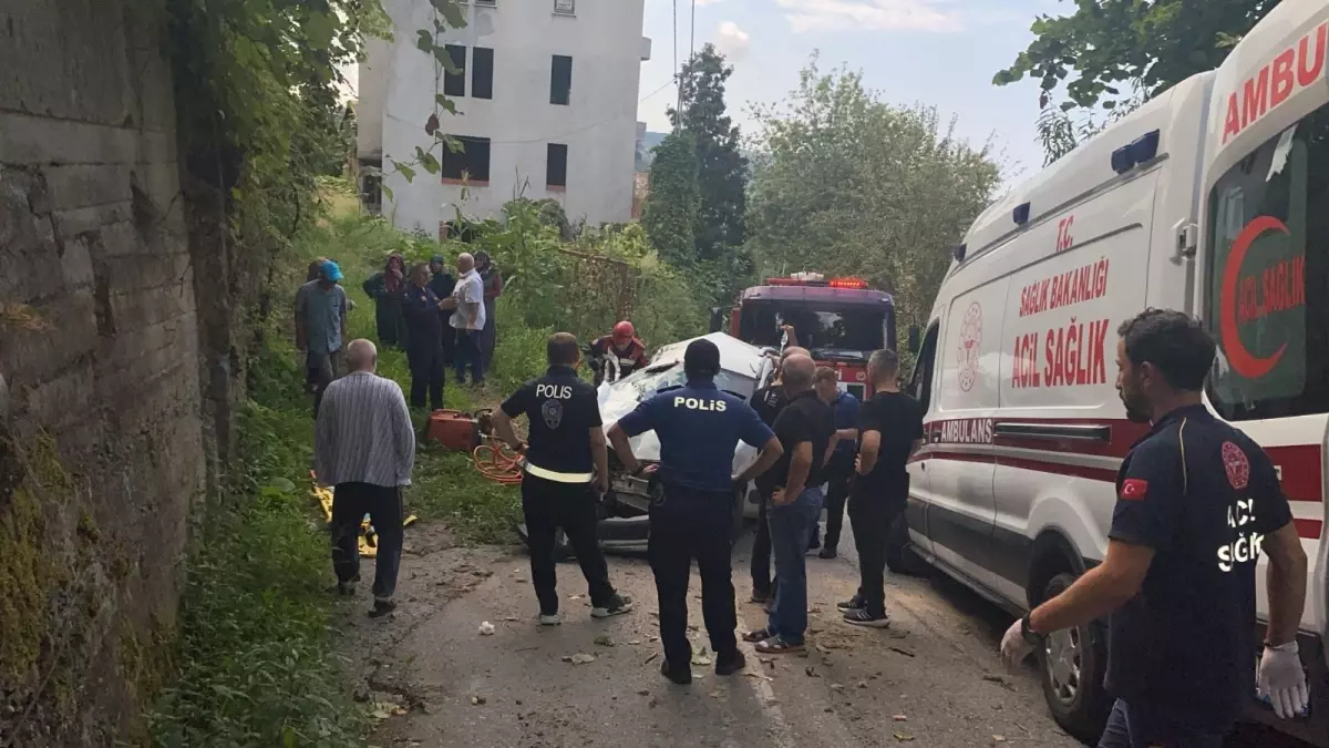 Trabzon\'da freni boşalan araç ağaçlara çarptı: 3 yaralı