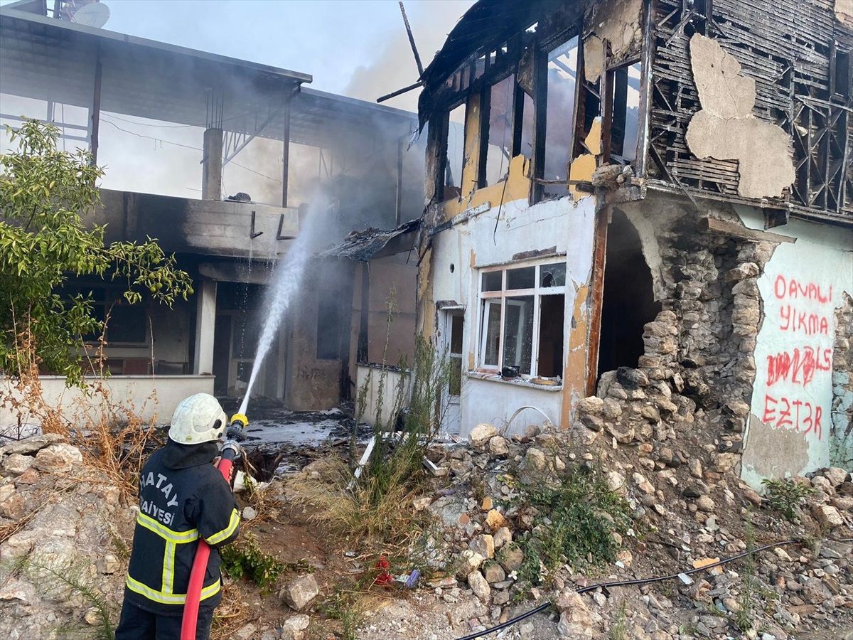 Antakya\'da boş binada çıkan yangın söndürüldü