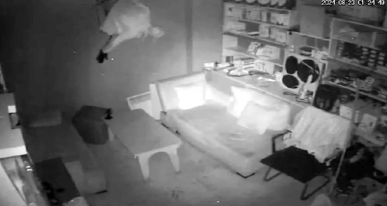 Arnavutköy\'de Telefoncu Dükkanına Hırsızlık