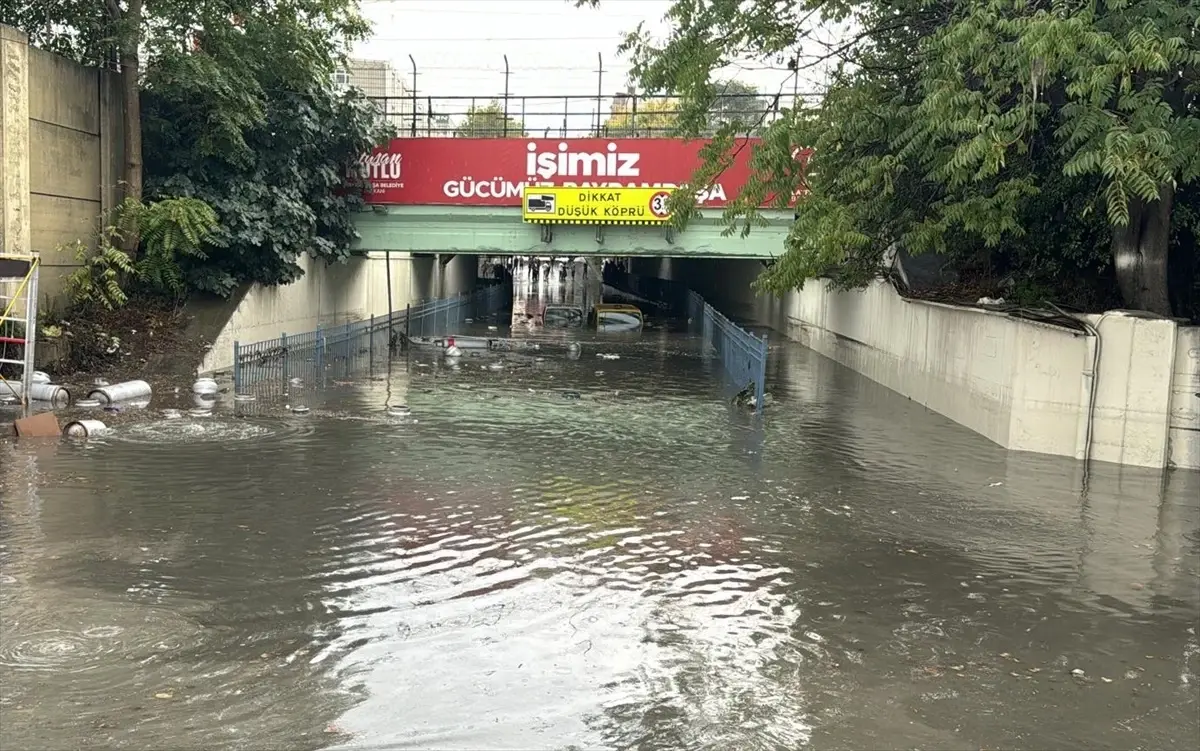 İstanbul\'da Sağanak Yağış Trafiği Olumsuz Etkiledi