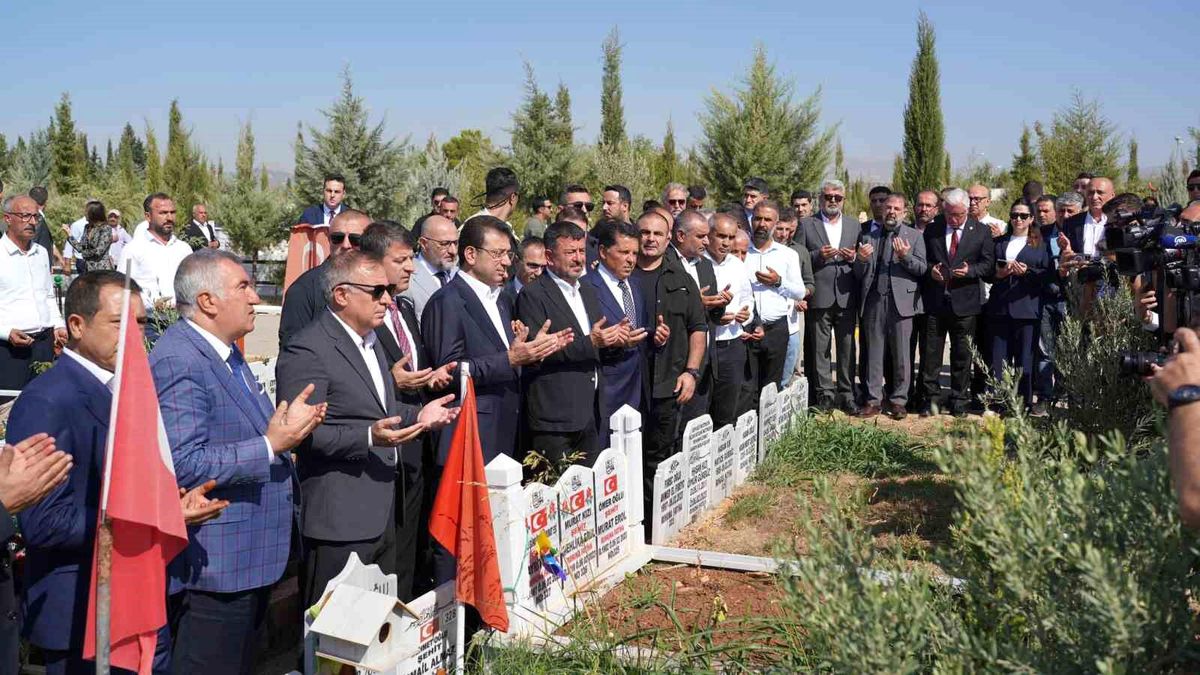 İstanbul Büyükşehir Belediye Başkanı Ekrem İmamoğlu, Adıyaman\'da Deprem Şehitliğini Ziyaret Etti