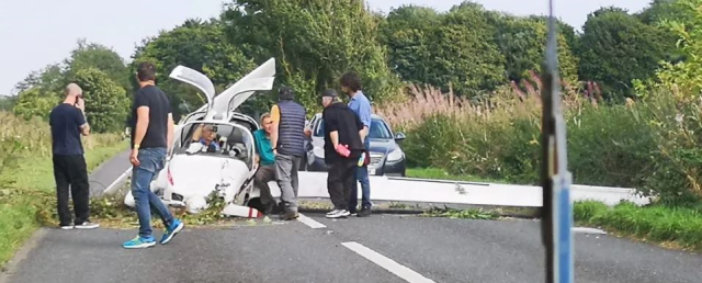 İngiltere'de motorlu planör karayoluna düştü: Pilot ve yolcu kazayı hafif yaralandı