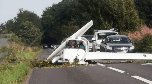 İngiltere'de motorlu planör karayoluna düştü: Pilot ve yolcu kazayı hafif yaralandı