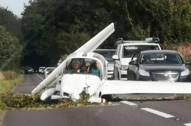 İngiltere'de motorlu planör karayoluna düştü: Pilot ve yolcu kazayı hafif yaralandı