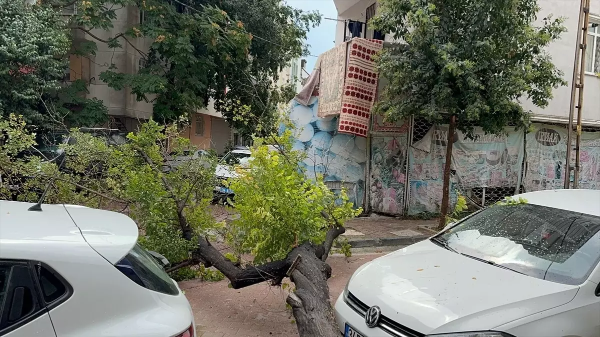 İstanbul\'da Sağanak Yağış: Cadde ve Sokaklarda Su Birikintileri Oluştu