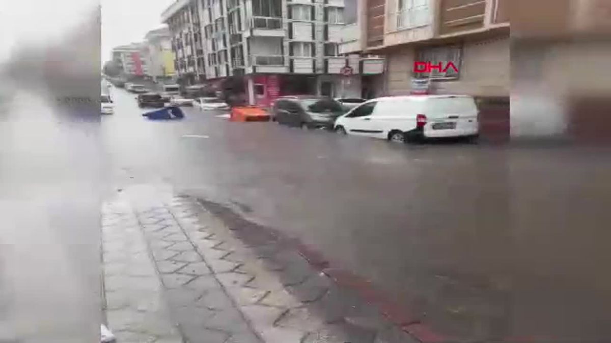 İstanbul\'da Sağanak Yağış Sonrası Sultangazi Sular Altında