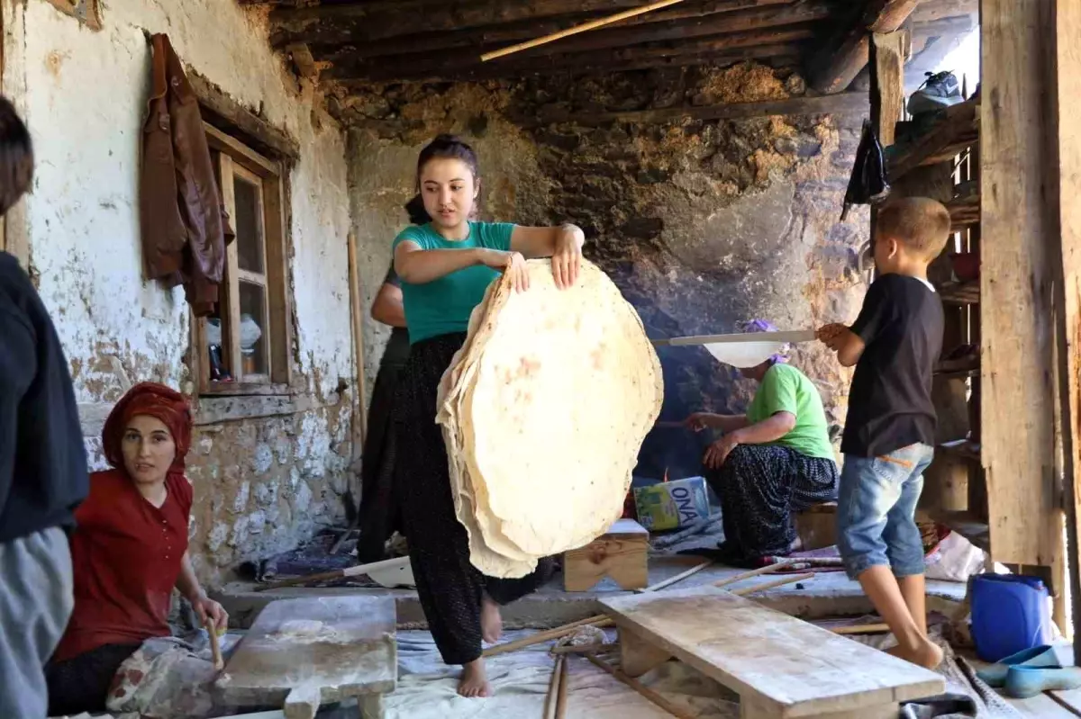 Adana\'nın Feke ilçesinde kadınlar kışlık ekmeklerini imece usulü hazırlıyor