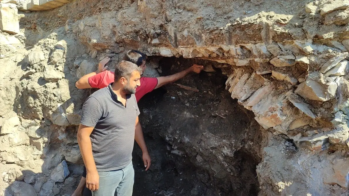 Kahramanmaraş\'ta Cami Temel Kazısı Sırasında Tarihi Kemer ve Tünel Bulundu