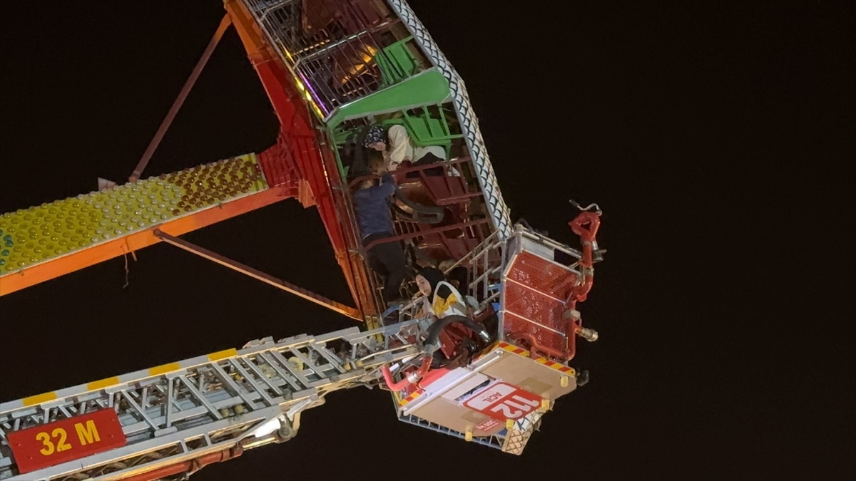 Kahramanmaraş\'ta Lunaparkta Asılı Kalan 23 Kişi Kurtarıldı