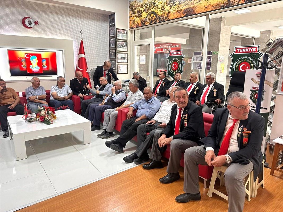Afyonkarahisar Gençlik ve Spor İl Müdürü ve Şube Müdürü Dernek Ziyareti Yaptı