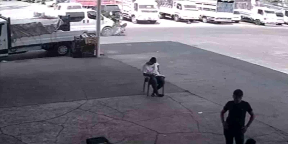 Adana\'da motosiklet ile panelvan aracının karıştığı kaza anı güvenlik kameralarına yansıdı