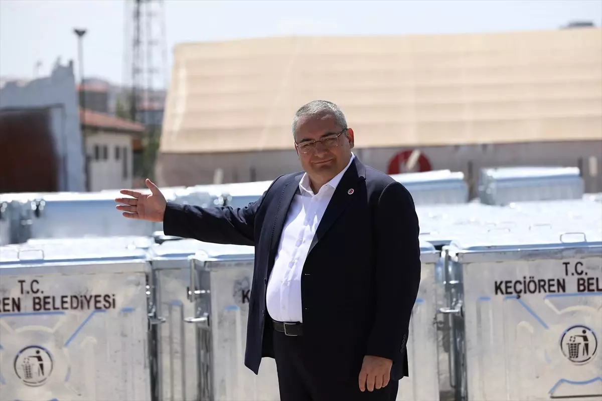 Keçiören Belediyesi Giresun Caddesi\'ne İlk Çöp Konteynerlerini Yerleştirdi