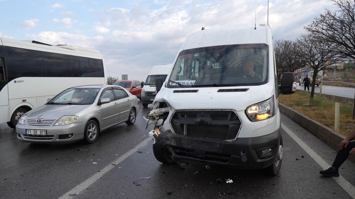 Kırıkkale\'de Servis Minibüsü Otomobile Çarptı: 11 Yaralı