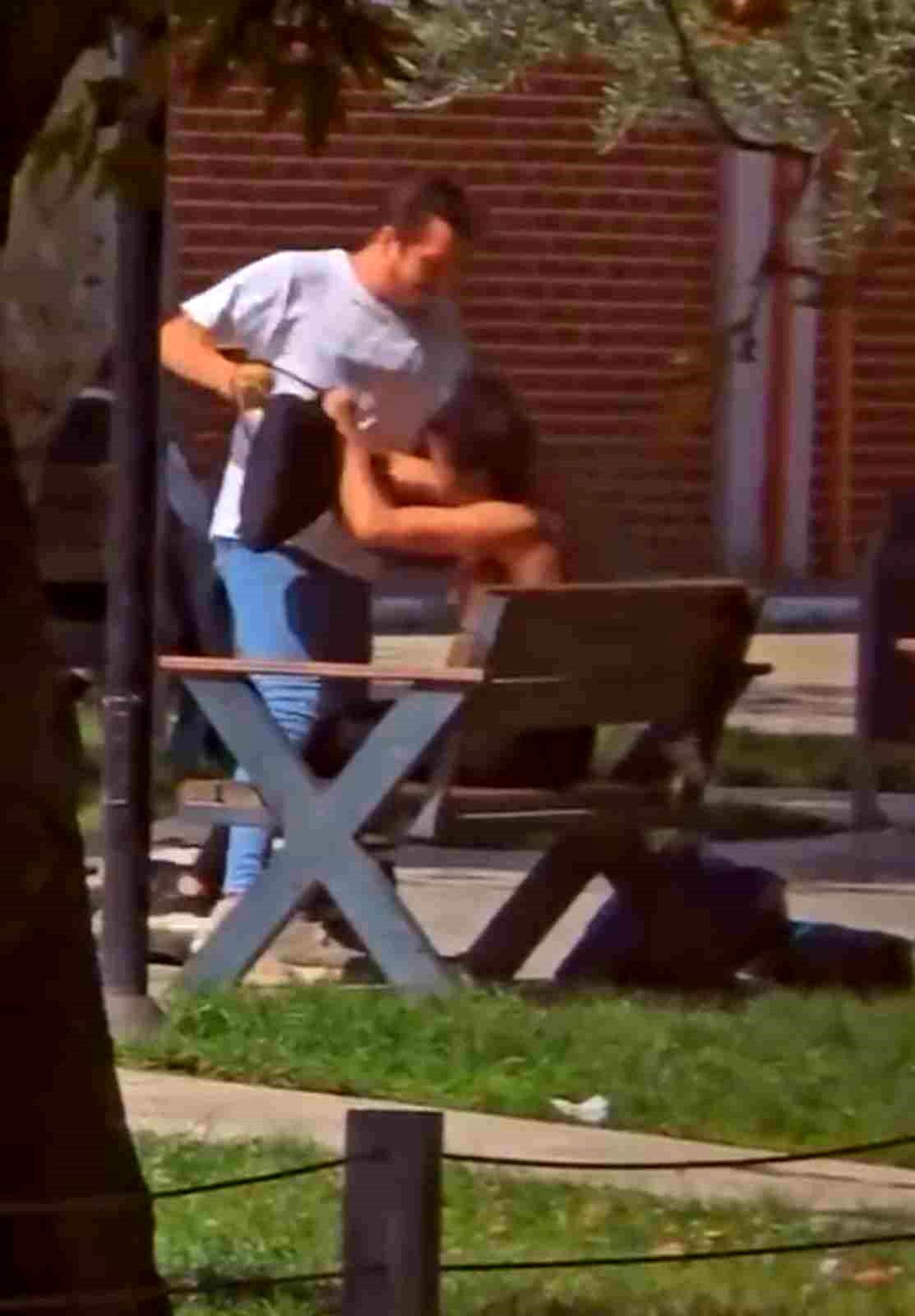 Bursa\'da Genç Kız Arkadaşını Dövdü, Vatandaş Spikerlik Yaptı