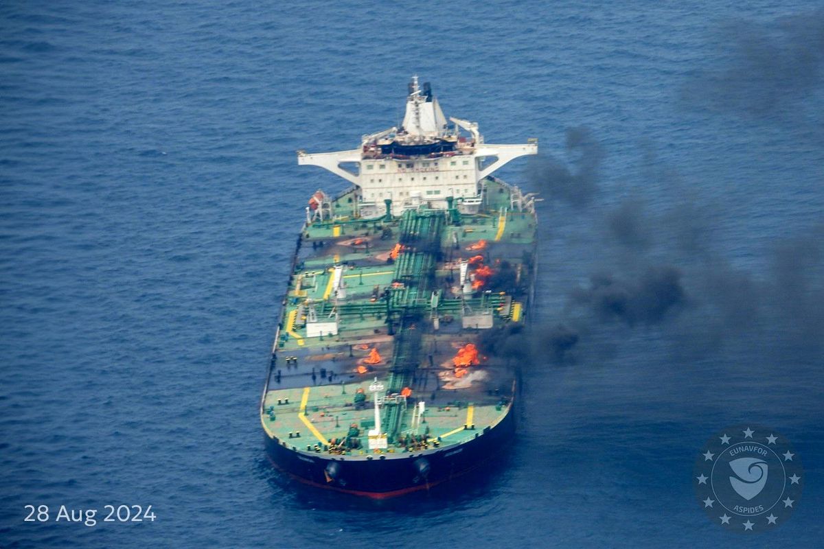AB, saldırıya uğrayan Yunanistan bandıralı petrol tankerindeki yangının devam ettiğini açıkladı