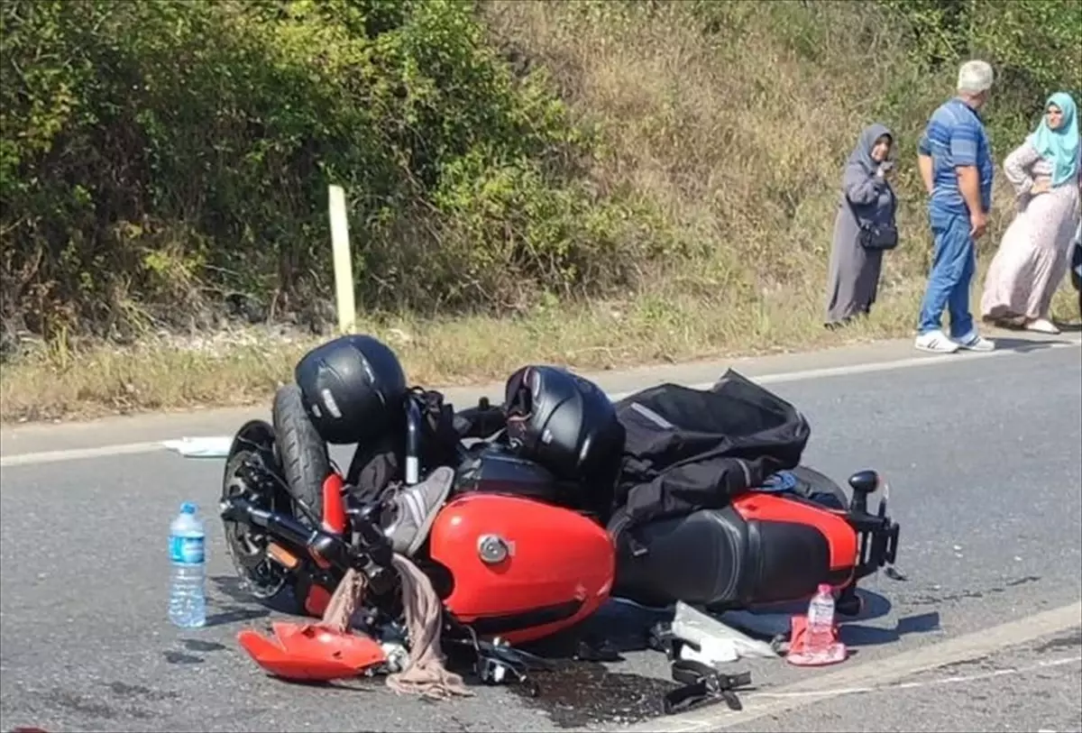 Kandıra\'da Motosiklet ile Hafif Ticari Araç Çarpıştı: 1 Ölü, 2 Yaralı