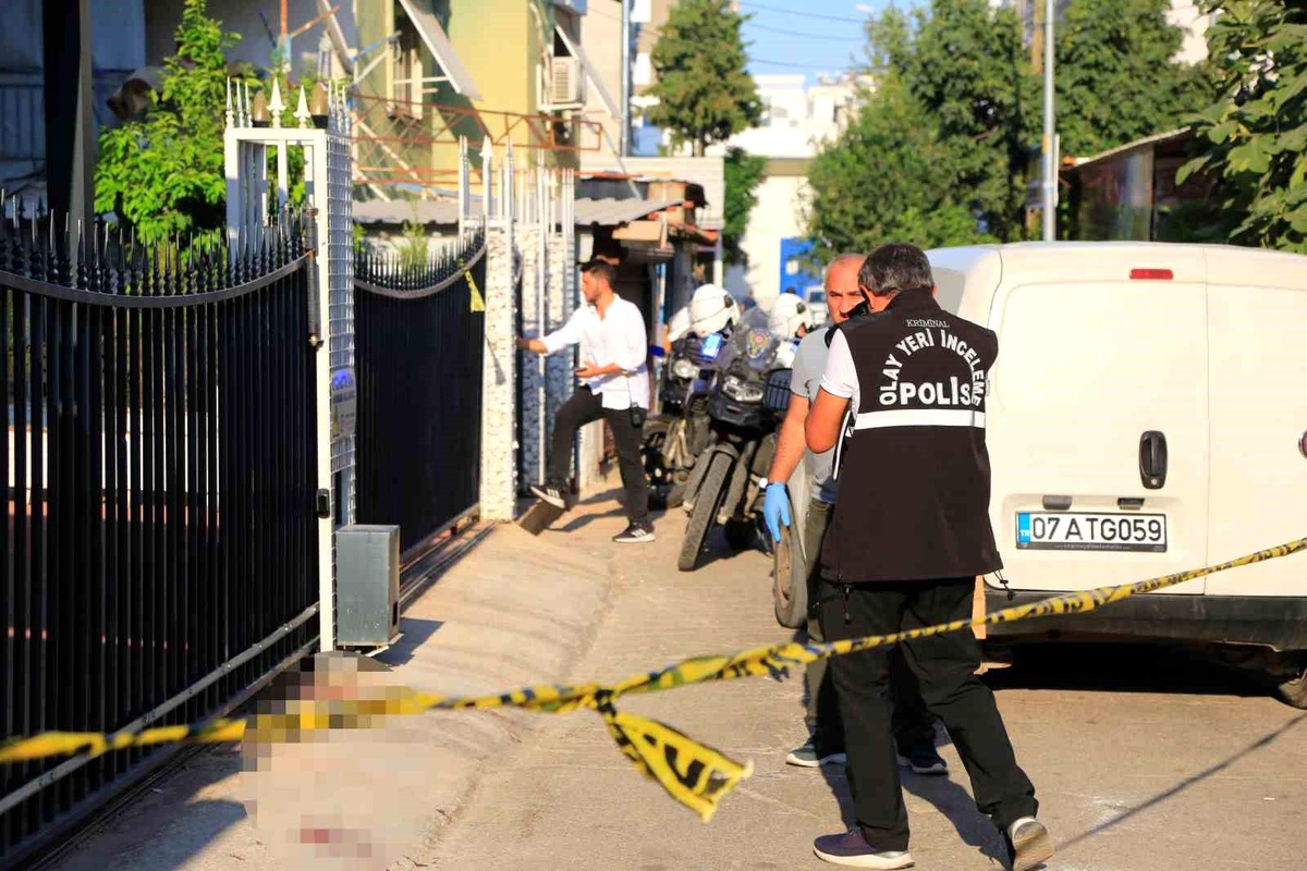 Antalya\'da Kuyumcuya Silahlı Saldırı: Bir Kişi Yaralandı, Saldırganlar Darp Edildi