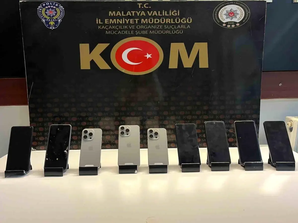 Malatya\'da Kaçakçılık Operasyonunda Çok Sayıda Gümrük Kaçağı Cep Telefonu Ele Geçirildi