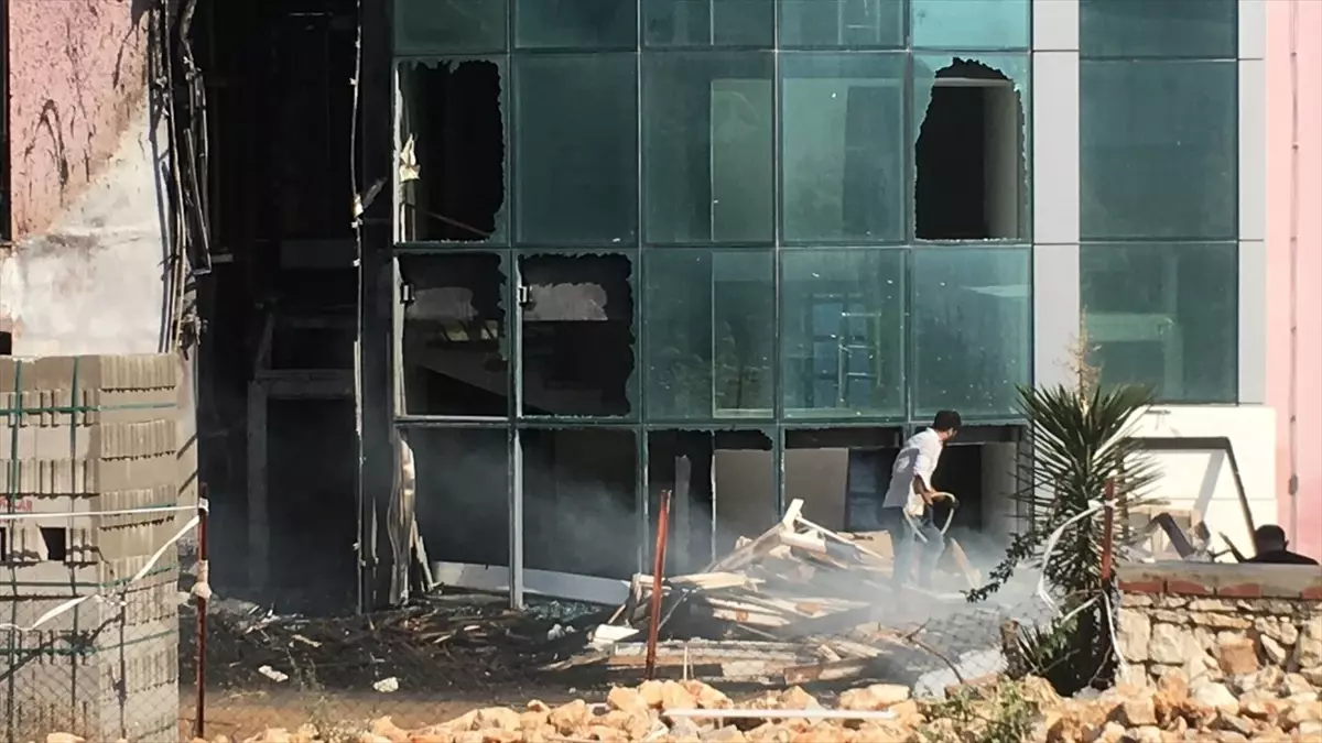 Mersin\'de 20 Katlı Otel İnşaatında Yangın Çıktı