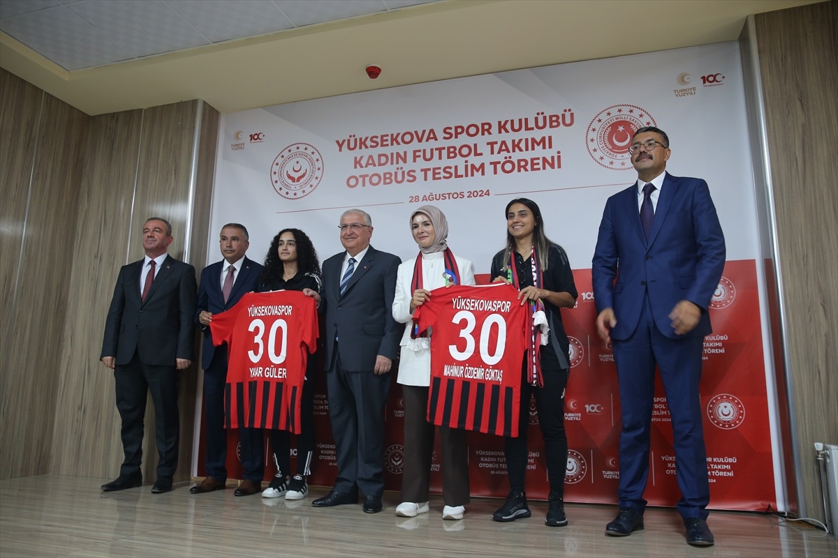 Milli Savunma Bakanı Yaşar Güler, Hakkari\'de Kadın Futbol Takımı\'na Destek Verdi