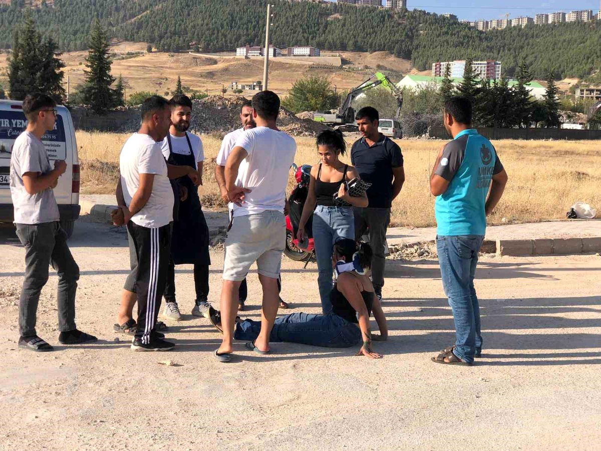 Adıyaman\'da Motosiklet ile Hafif Ticari Araç Çarpıştı: 2 Yaralı