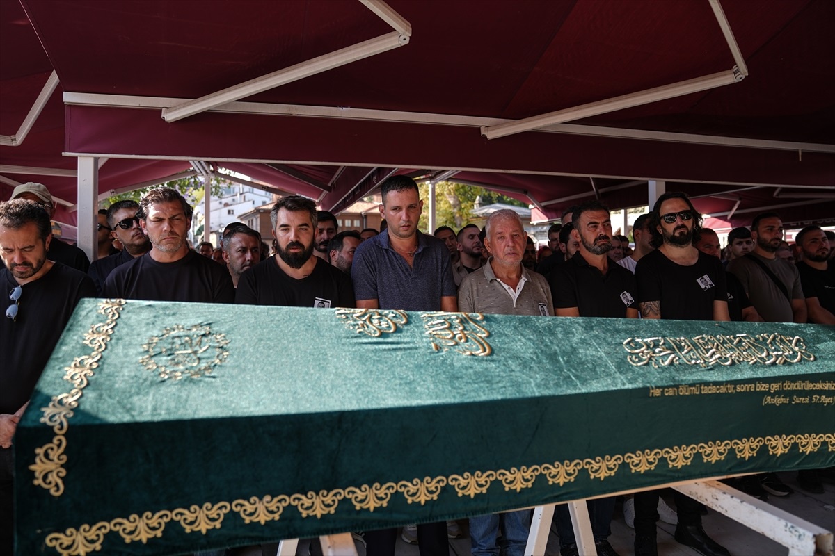THY Kabin Amiri Onur Aykanat\'ın Cenazesi Toprağa Verildi