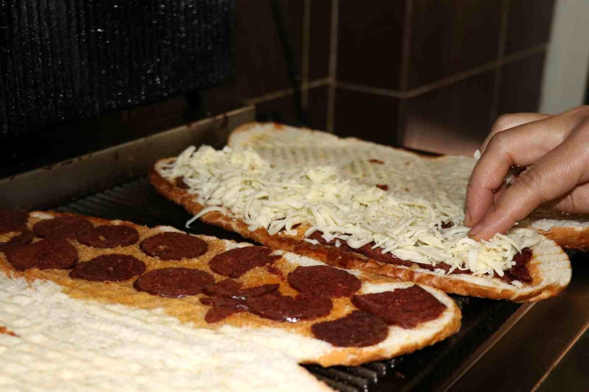 Denizli\'de Üç Çeyrek Tost İçin Kesilen Ekmek Uçları İsraf Olmaktan Kurtuluyor