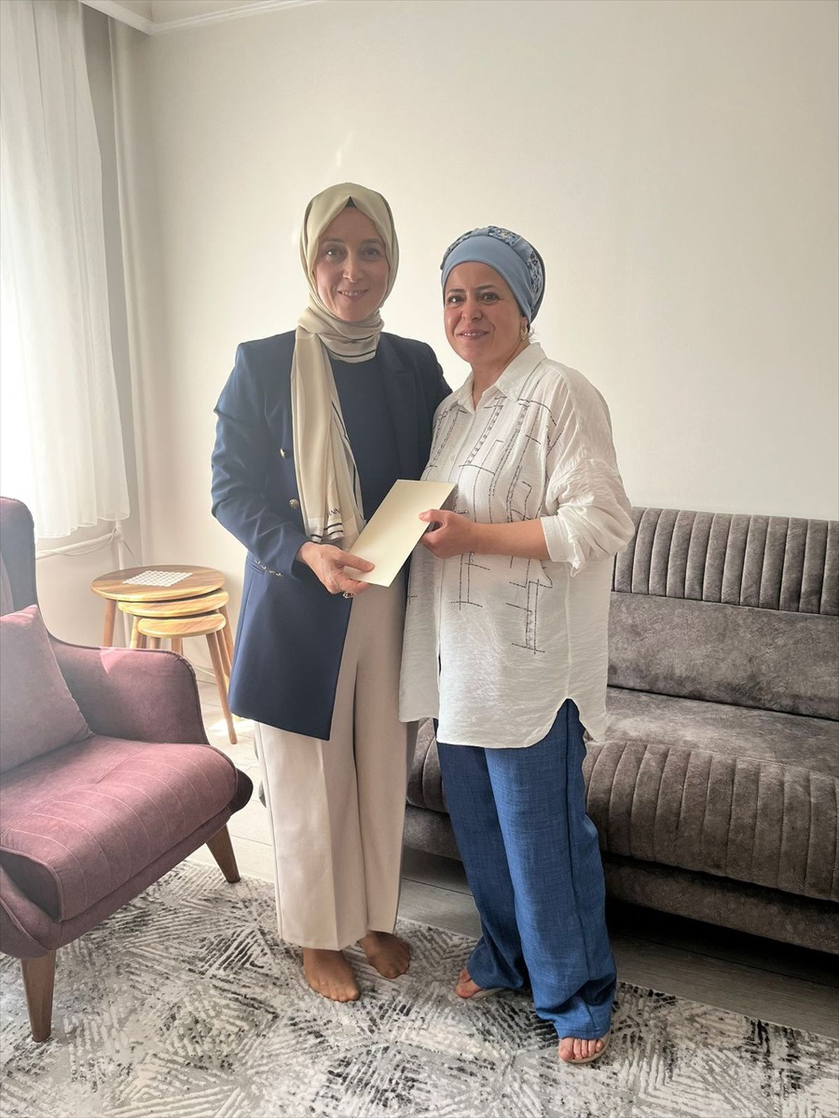 Niğde Valisi Cahit Çelik\'in eşi Nermin Çelik, koruyucu ailelere ziyarette bulundu
