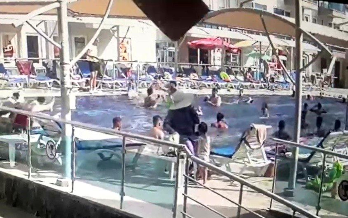 Alanya\'da Otelde Tatil Yapan Kadın Başına Düşen Baca Kapağıyla Ağır Yaralandı