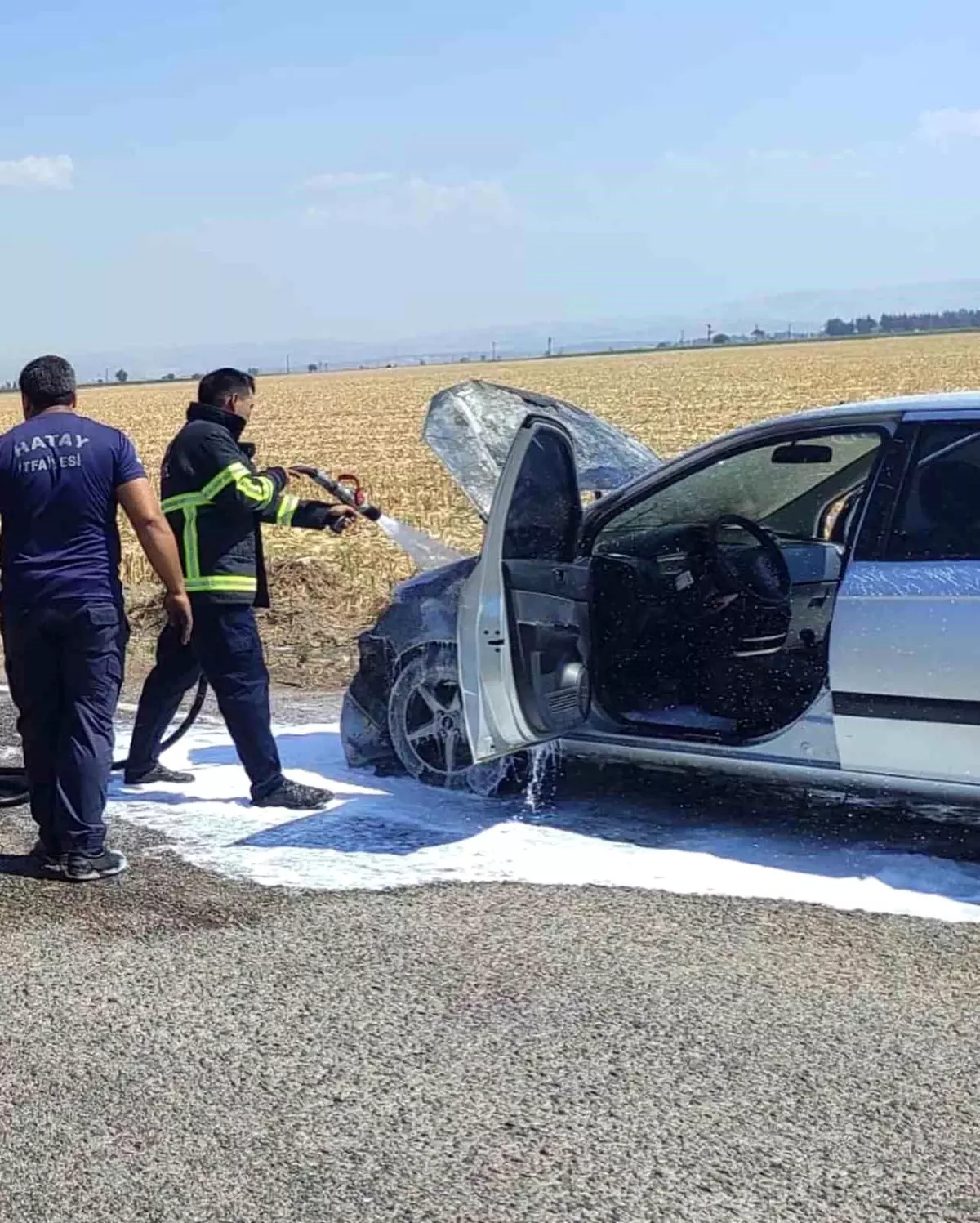 Hatay\'da seyir halindeyken motor kısmı alev alan otomobilde hasar oluştu