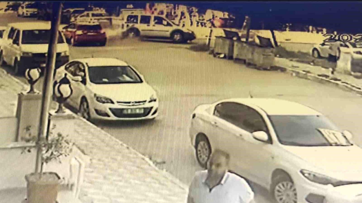 İskenderun\'da kaza sonrası vatandaşlar yardıma koştu